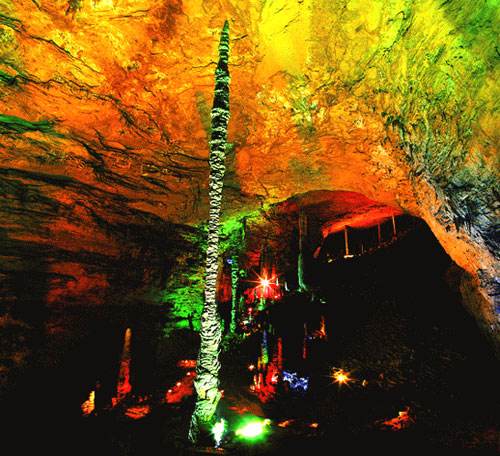 長沙出發(fā)到溶洞奇觀黃龍洞、天門山、玻璃棧道、鳳凰古城九景往返三日游