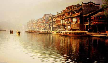 張家界國家森林公園、袁家界、天子山、大峽谷、玻璃橋、鳳凰古城兩晚三日游